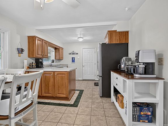 4th image of 604 Elm St