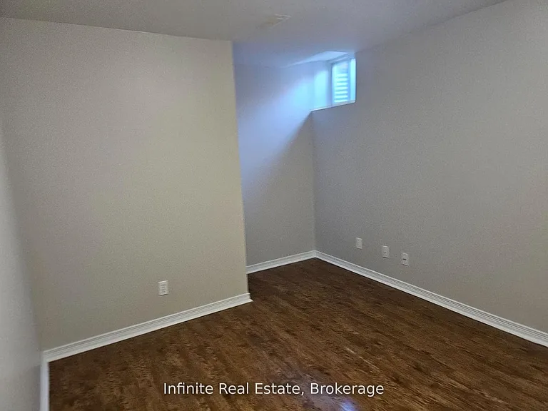 345 Queen Mary Dr — Photo 5
