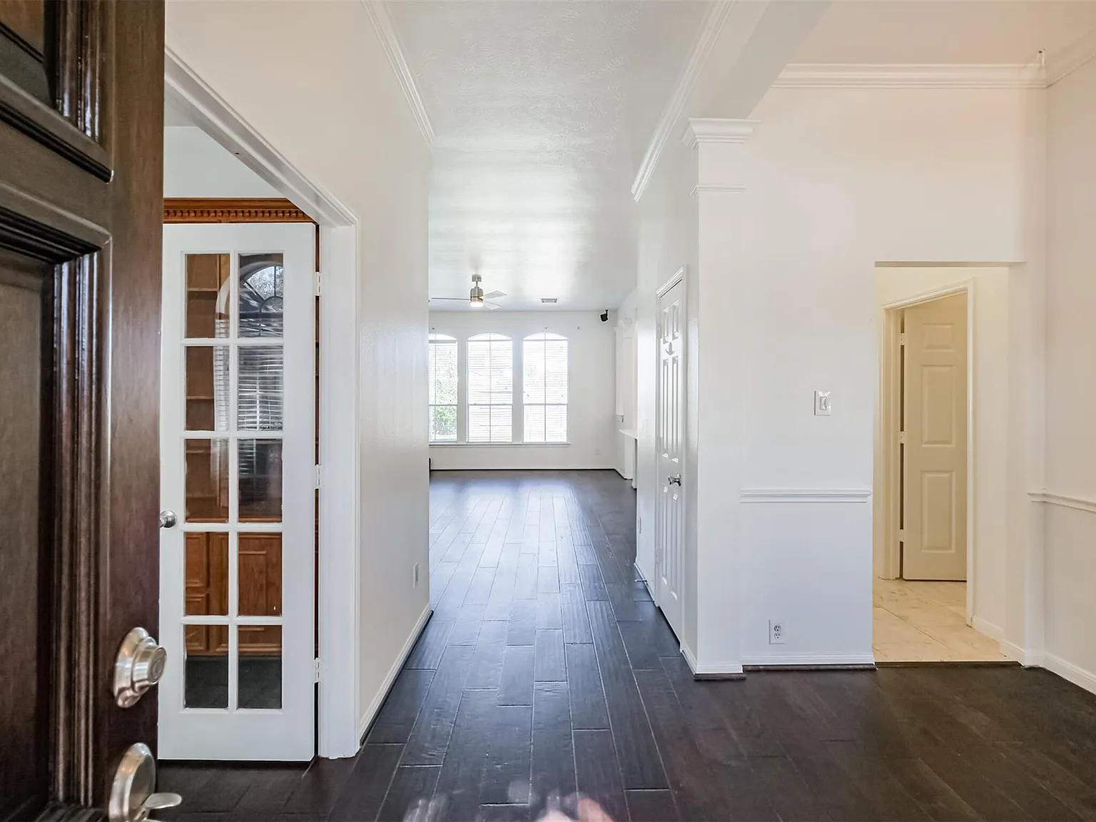 3 bed, 2.0 bath, 2027 sqft, $2,700 — Photo 2