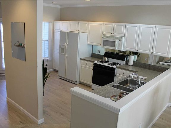3rd image of 201 Windward Ct N