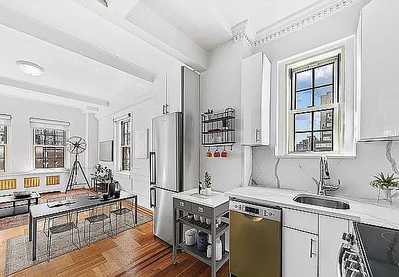 3rd image of 25 E 67th St APT 5A