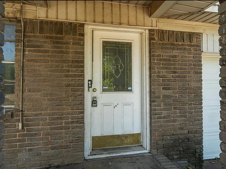 604 E 1st St — Photo 2