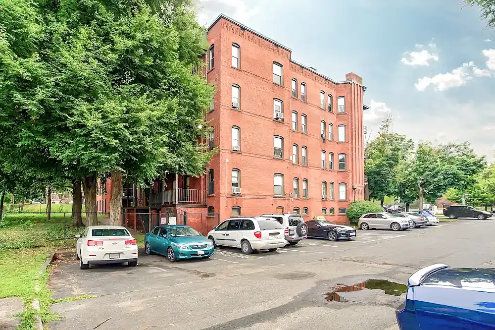 135 Belmont Apartments — Photo 3