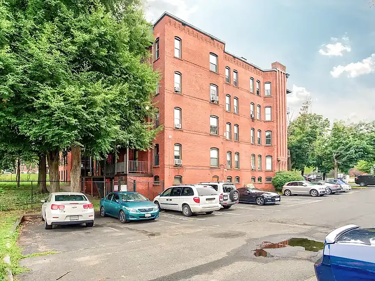 135 Belmont Apartments — Photo 3