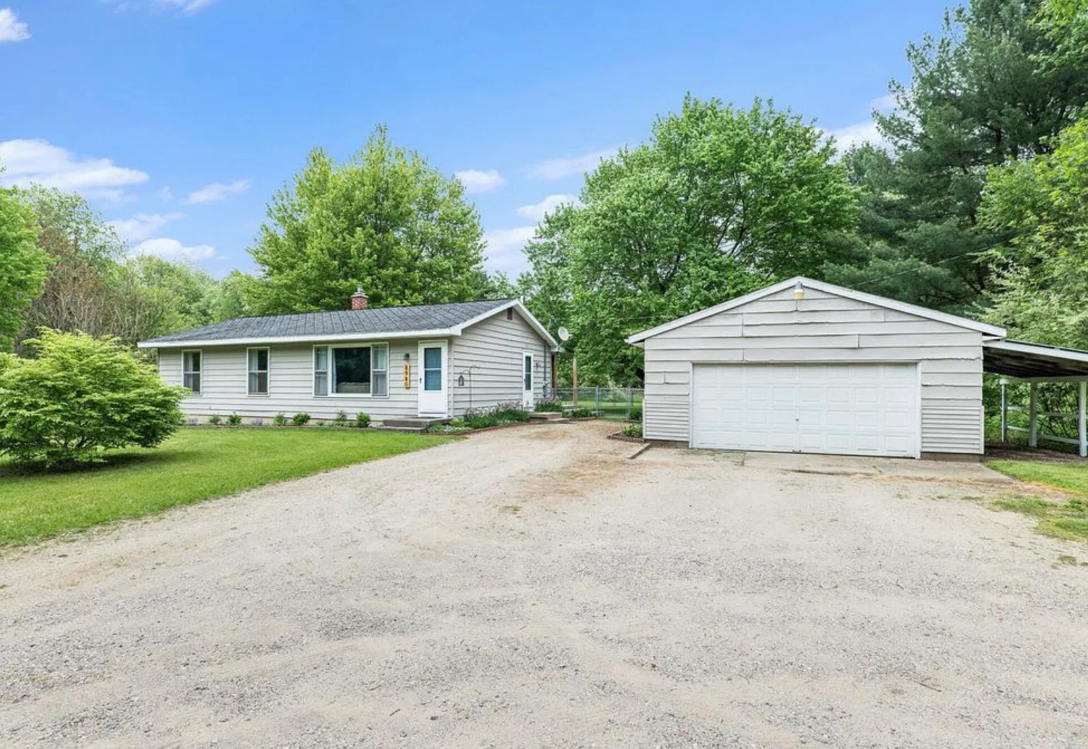 3 bed, 1.5 bath, 1056 sqft, $2,600 — Photo 2