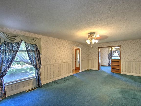 4th image of 2520 S Esther Ave