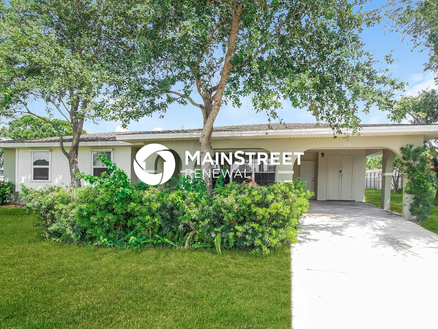 839 Onyx Dr N E — Photo 2