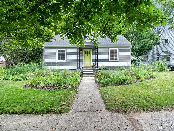 2nd image of 822 Dwight St