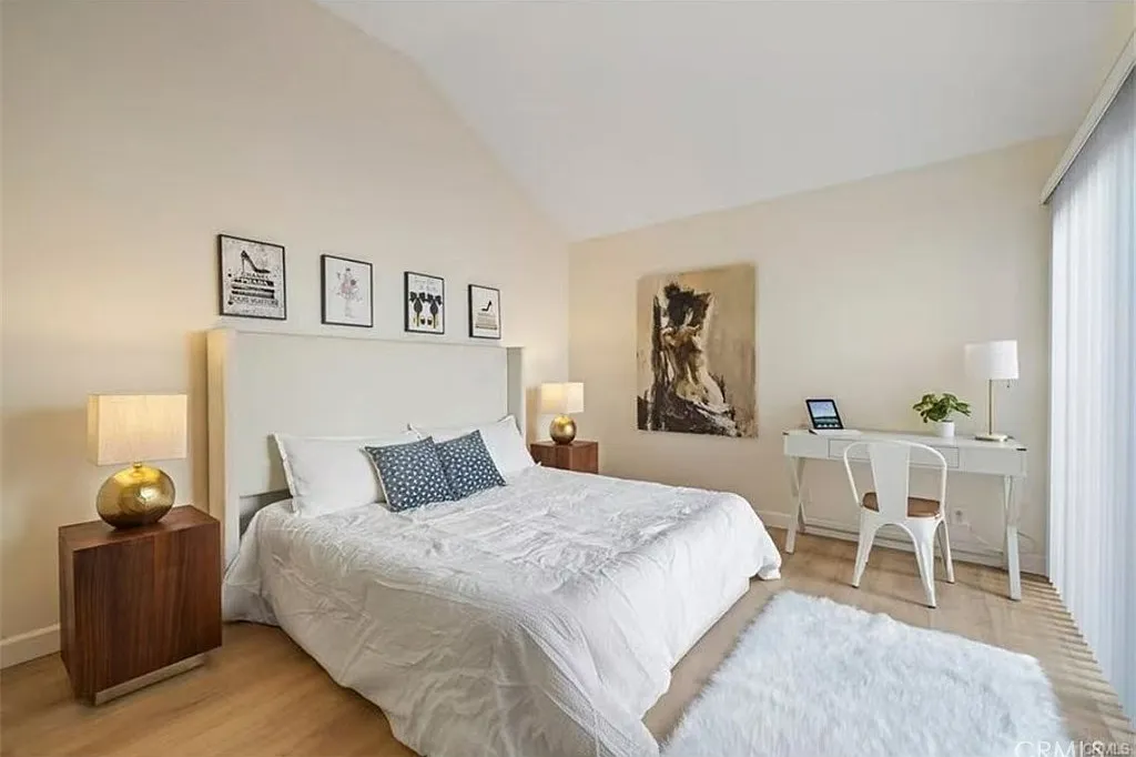 3 bed, 924 sqft, $4,800 — Photo 1