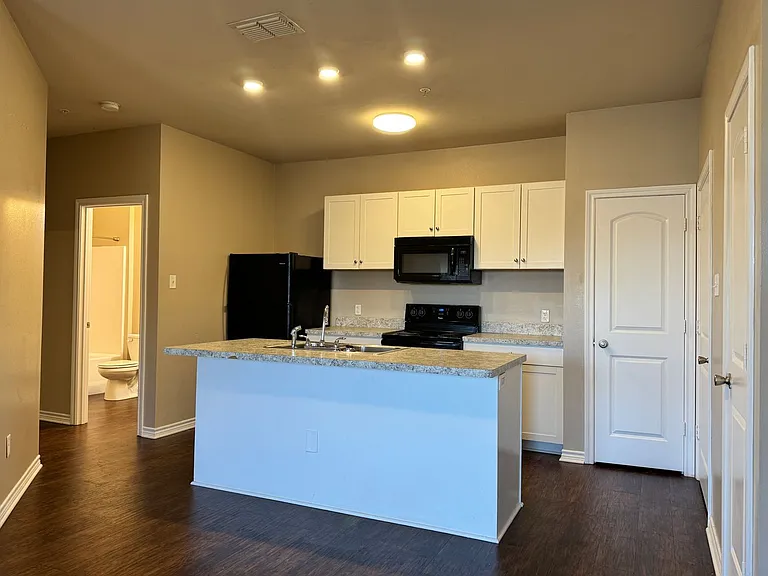 Bellwood Lake Apartments — Photo 11