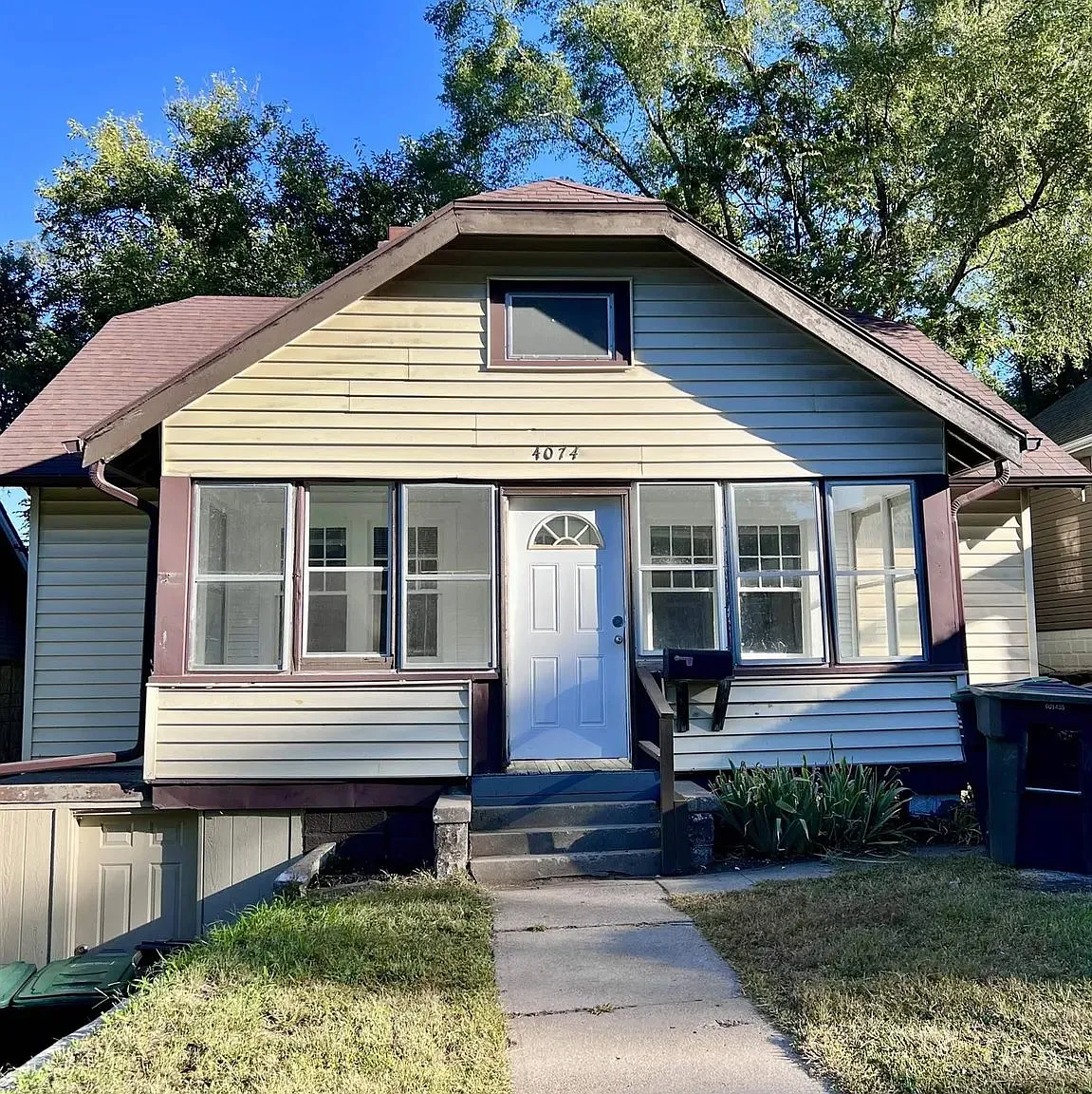3 bed, 1.0 bath, 1129 sqft, $1,139 — Photo 1