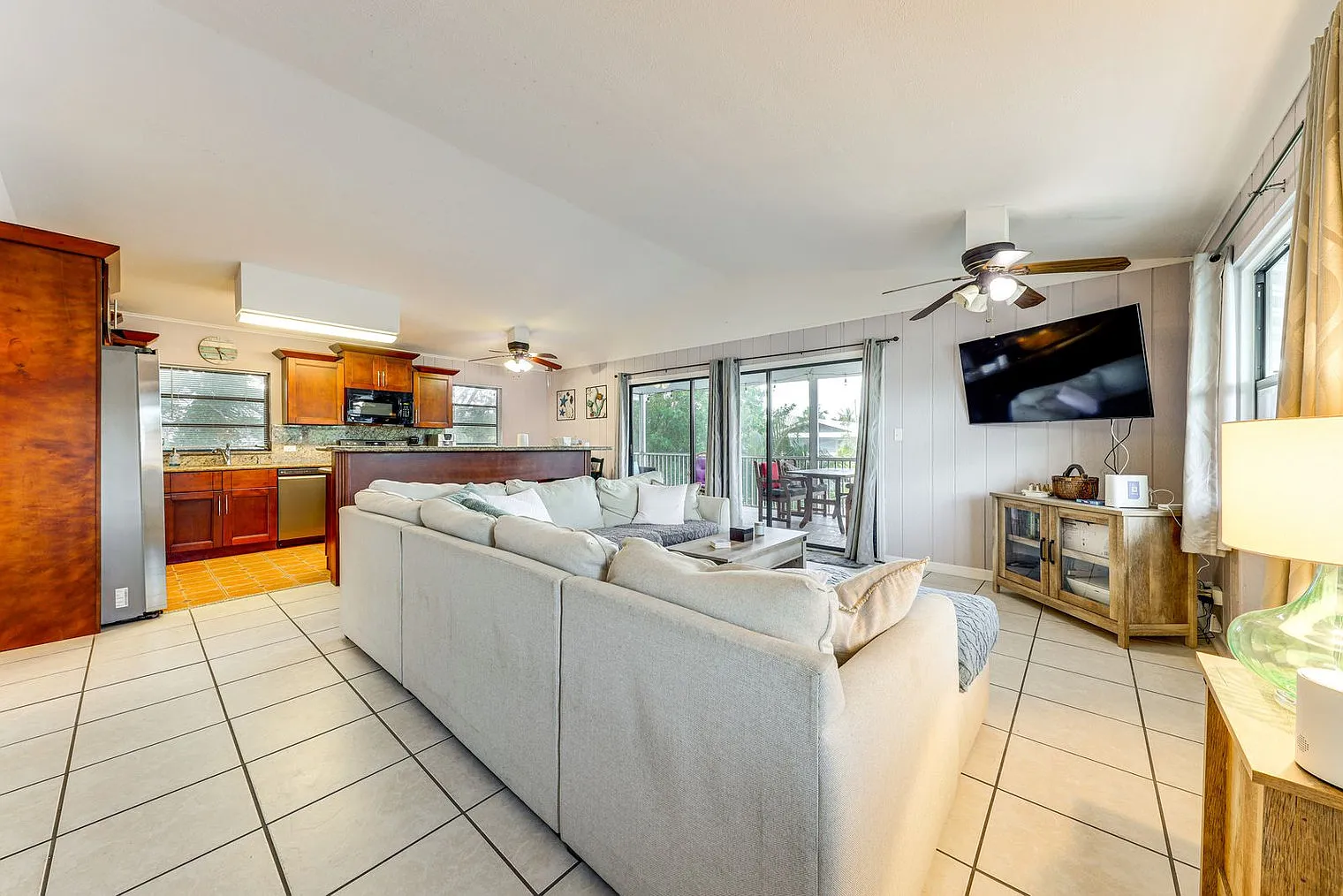 2 bed, 2.0 bath, 990 sqft, $4,166 — Photo 2