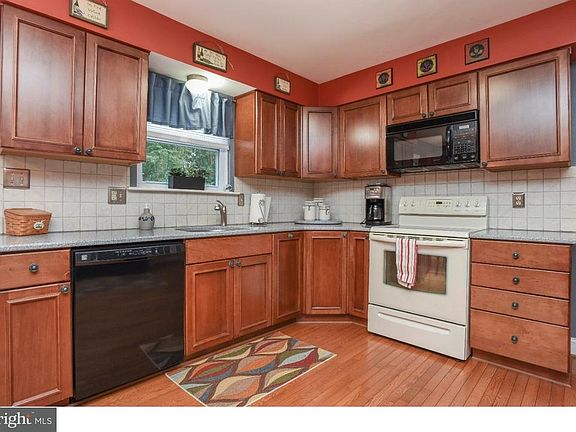 4th image of 50 Woodward Dr