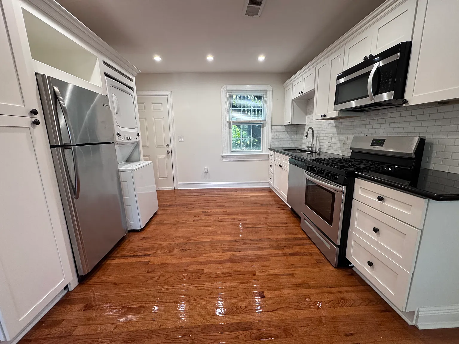 2 bed, 1050 sqft, $1,400 — Photo 2