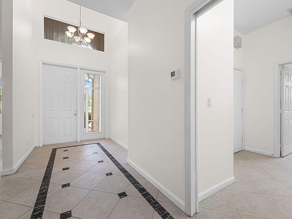 4th image of 317 NW Clearview Court