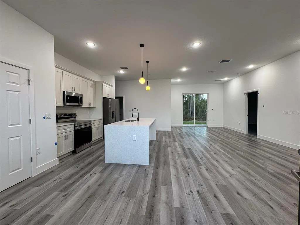 4 bed, 2.0 bath, 1820 sqft, $2,100 — Photo 2