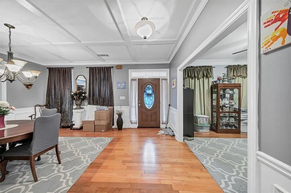 6 bed, 4.5 bath, 4724 sqft, $2,800 — Photo 4