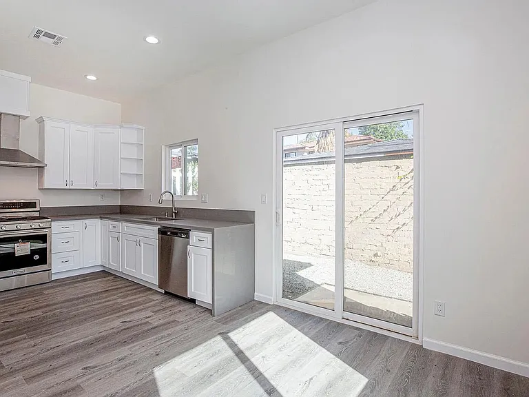 2757 Paloma St — Photo 4