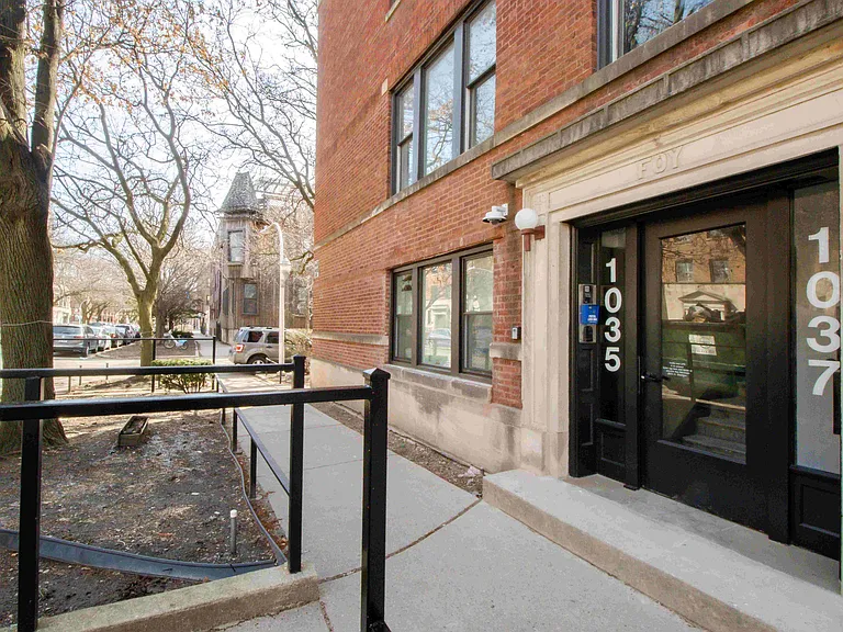 1039 W Byron St #2 — Photo 12