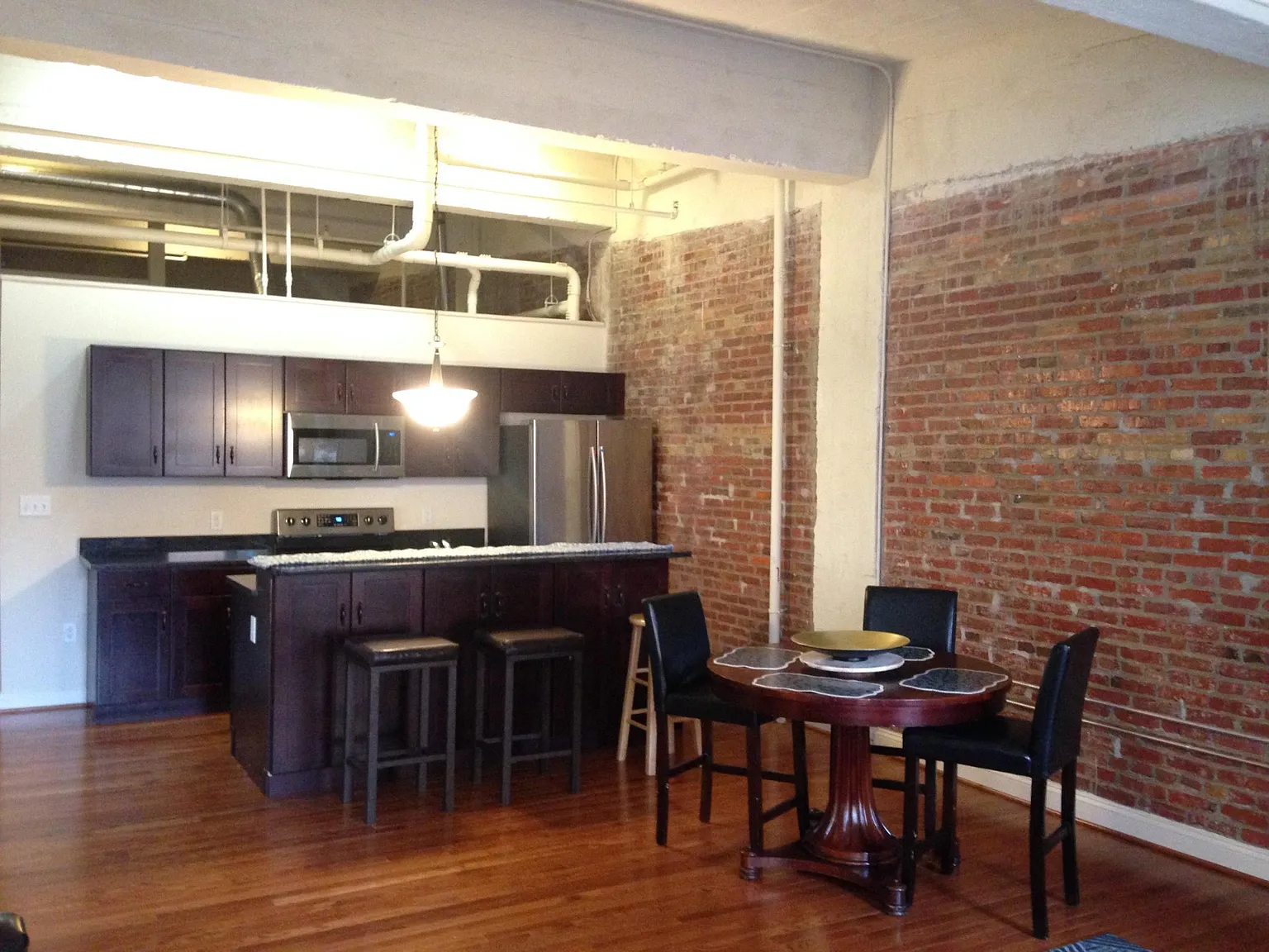 2 bed, 2.5 bath, 1300 sqft, $2,050 — Photo 2