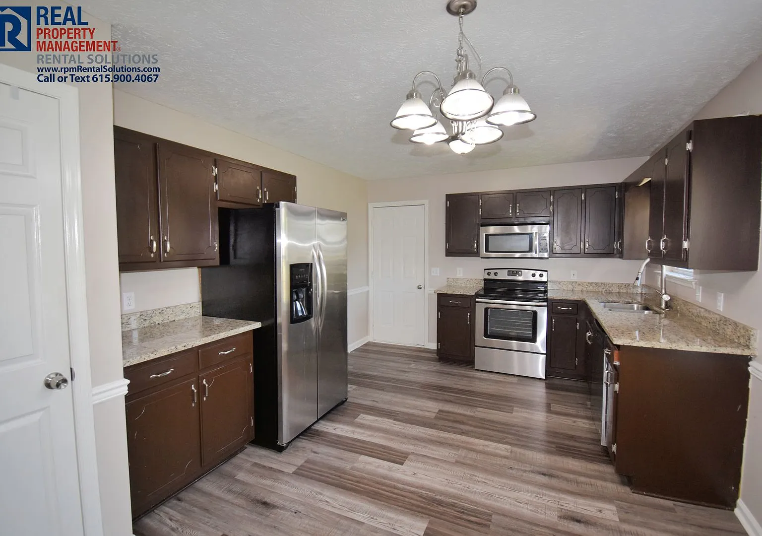 Adorable 3bd 2ba home on a large corner lot with fenced in yard! — Photo 4