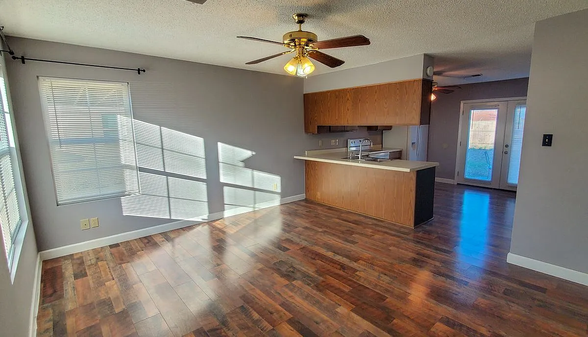 3 bed, 1.5 bath, 1036 sqft, $1,300 — Photo 2