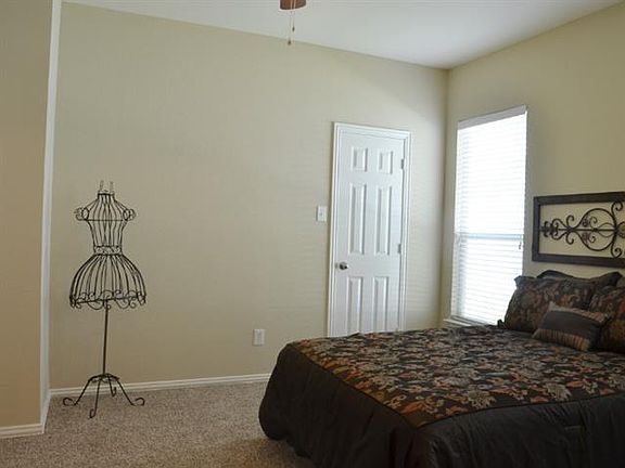 3rd image of 1212 Oakcrest Dr