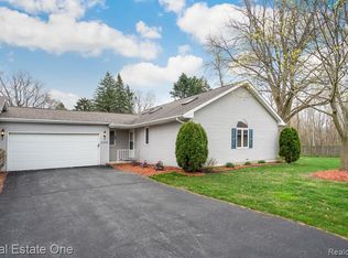 11715 Hawthorne Glen Dr, Grand Blanc, MI