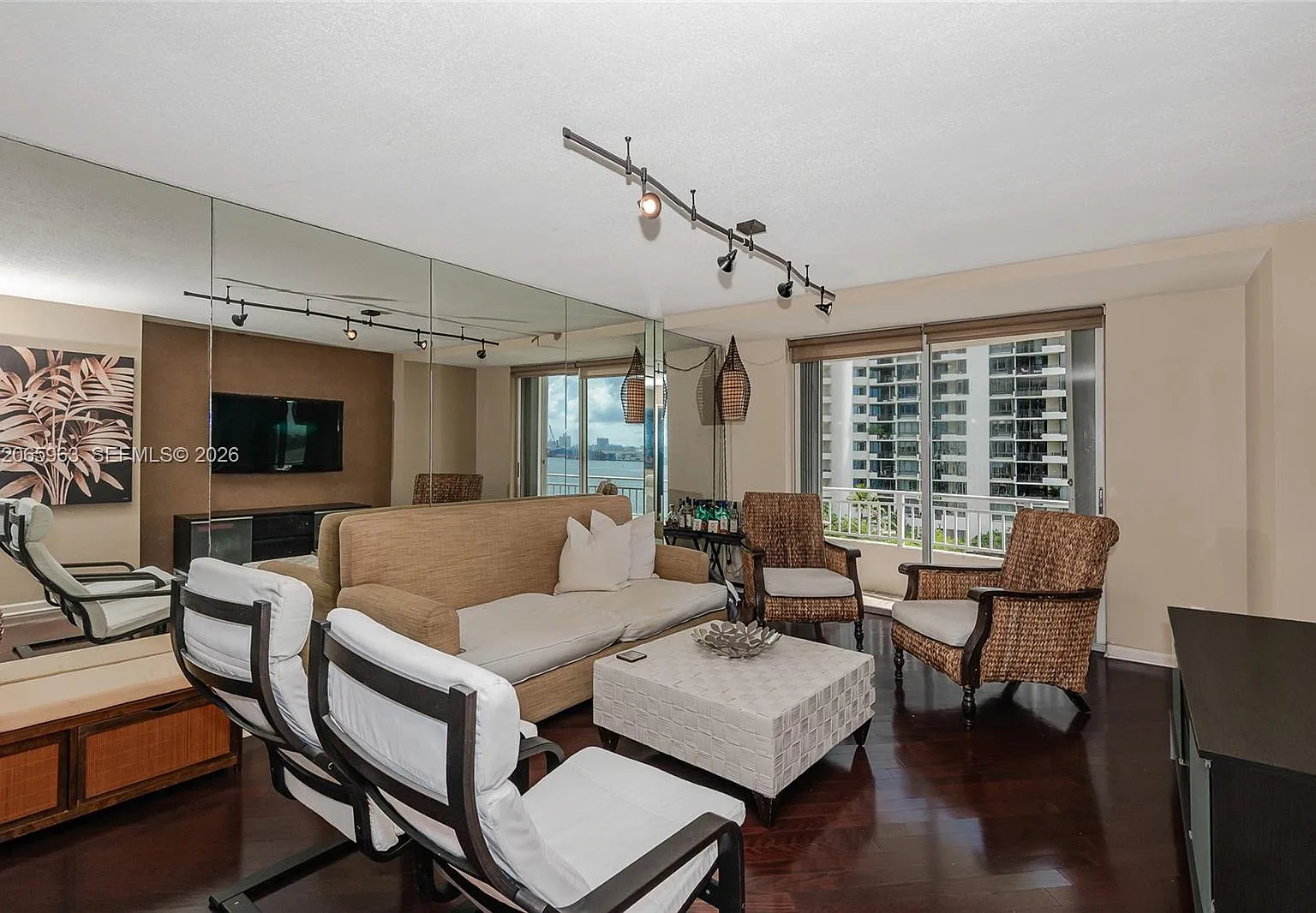 Isola Condo — Photo 3