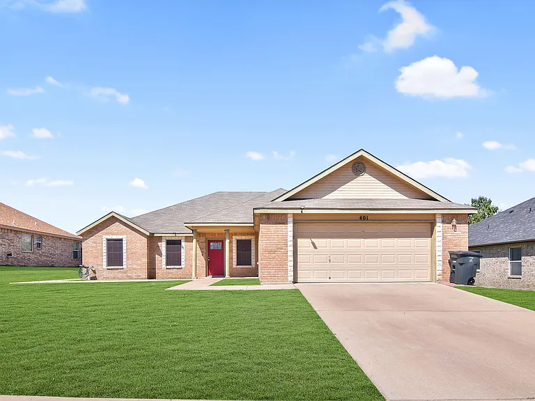 401 Dixon Dr — Photo 1