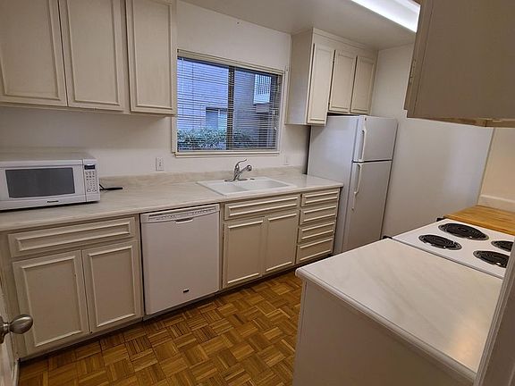 5th image of 675 Sharon Park Dr APT 121