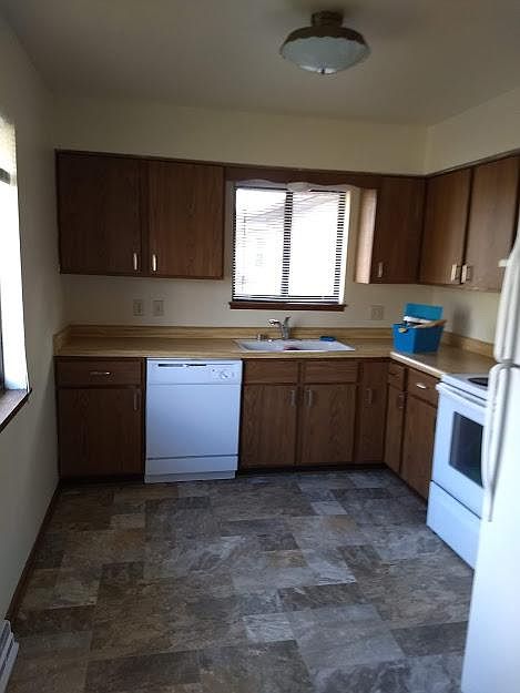 refrigerator and stove included