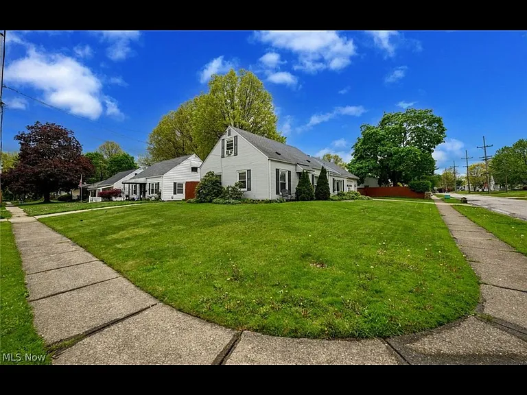 2839 Elmwood St — Photo 3