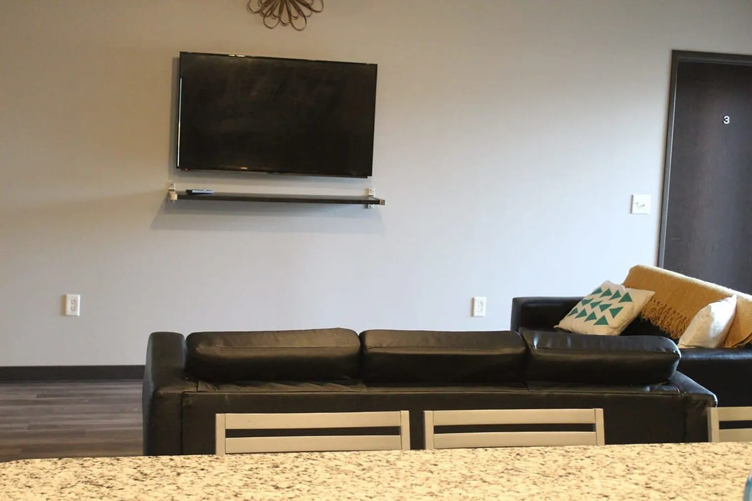 2 bed, 2.0 bath, 979 sqft, $2,561 — Photo 2