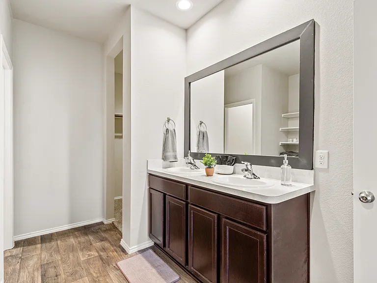 2431 Sutton Hollow Ct — Photo 29