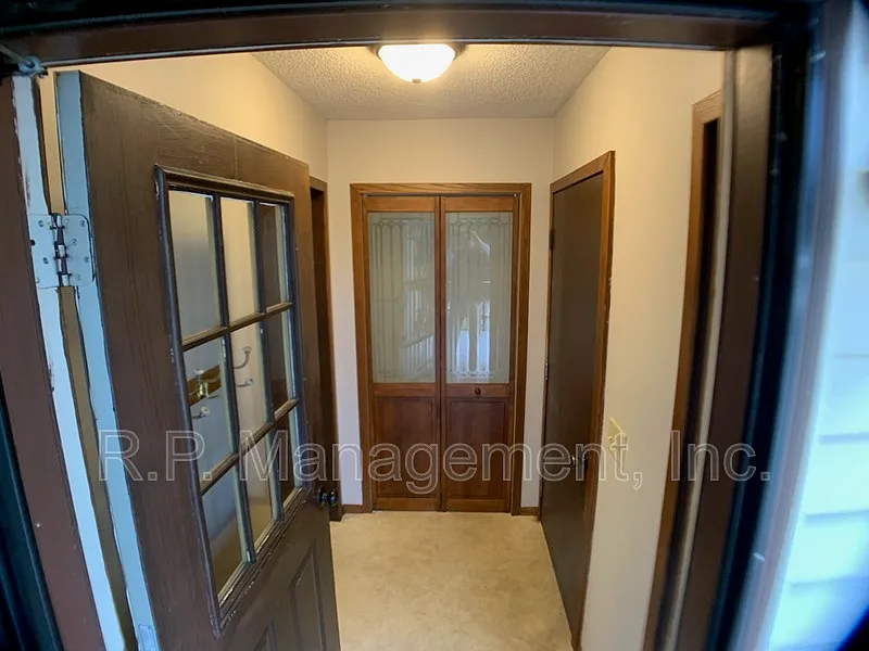 4 bed, 2.0 bath, 2056 sqft, $2,249 — Photo 4