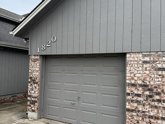 Large 2 bedroom with 2 bathrooms with new paint throughout!