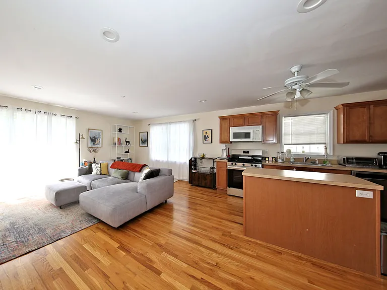 Rockwell St — Photo 2