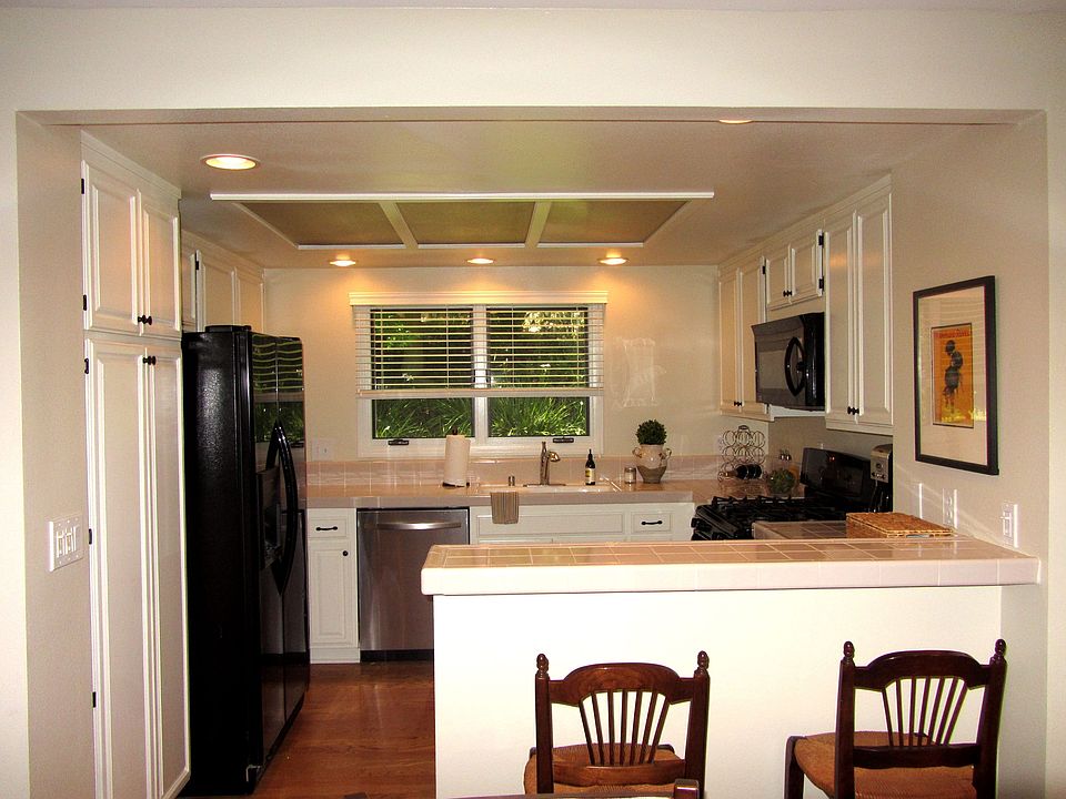 Open Kitchen w/breakfast bar