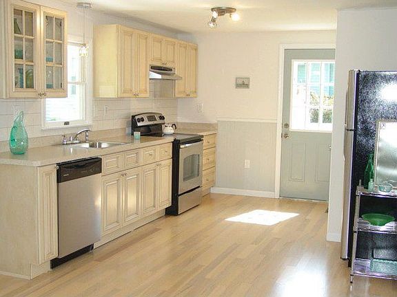 BRIGHT SHINY NEW KITCHEN 