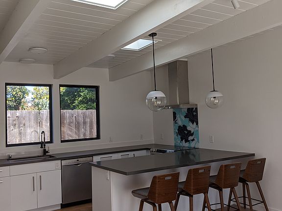 5th image of 635 Eisenhower Dr #2