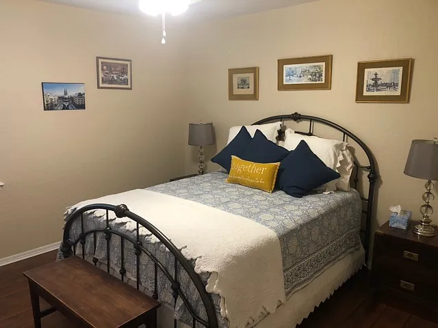 Middle bedroom