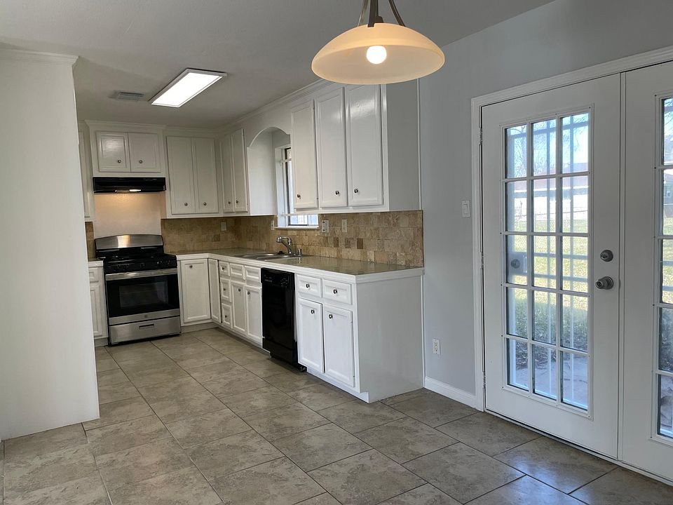 1810 Winter Bay Lane features an Extra Large Updated Cooks Kitchen