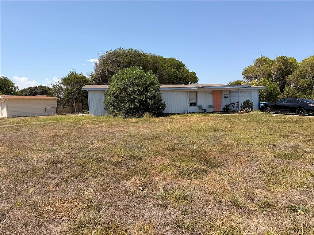 3 bed, 1.0 bath, 1128 sqft, $1,600 — Photo 2