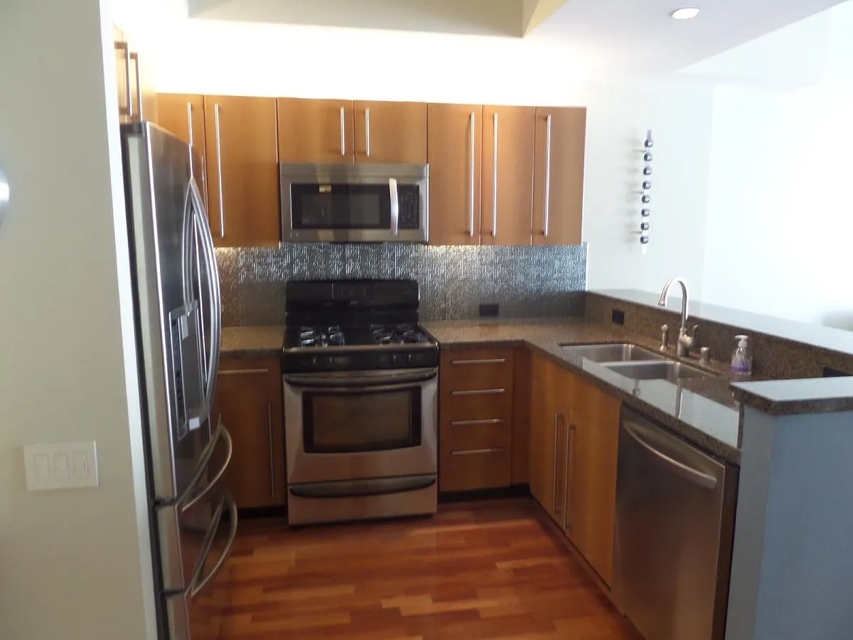 350 11th Avenue — Photo 2