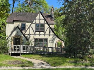 104 Park St W, Cavalier, ND 58220