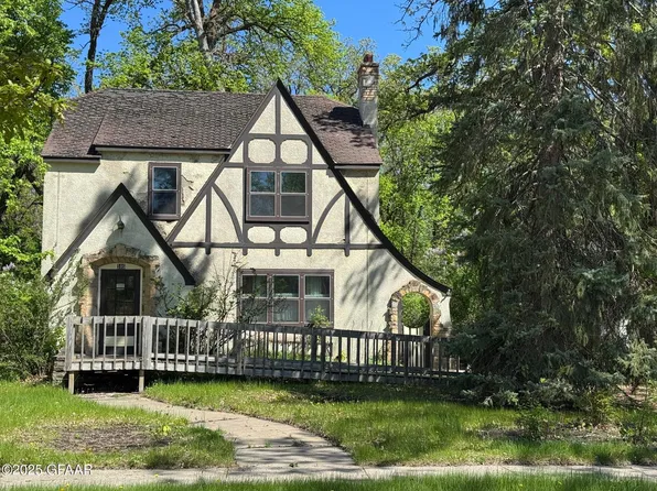 104 Park St W, Cavalier, ND 58220