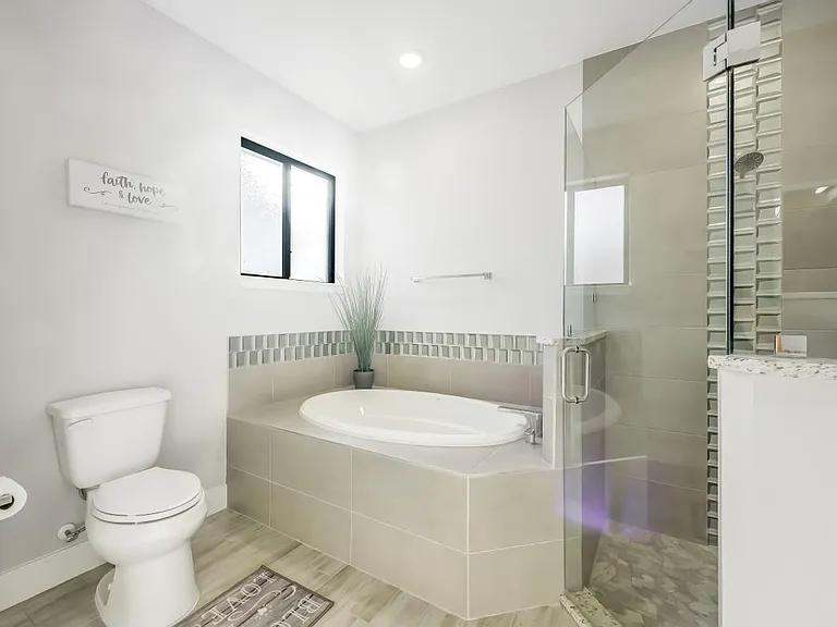 825 NE 10th Ter — Photo 16