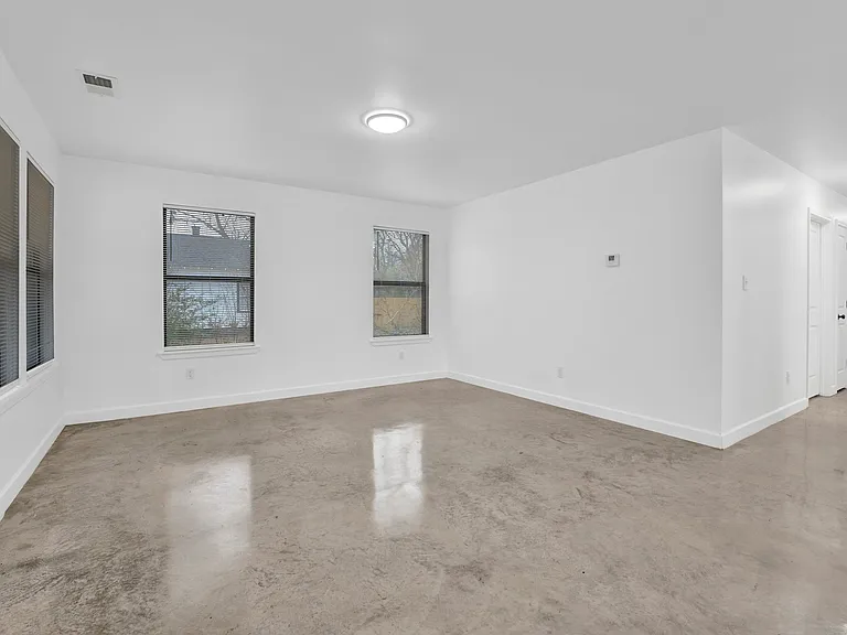 927 Seattle St — Photo 6
