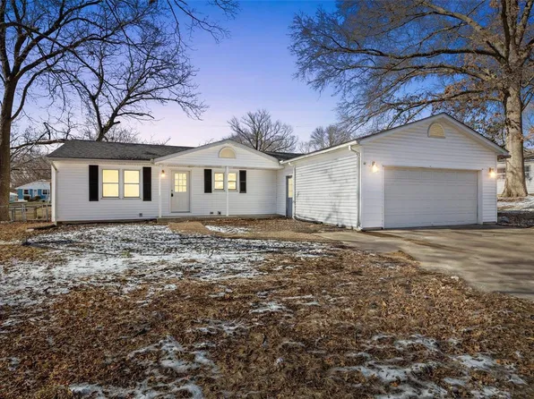 42 Spur Dr, Saint Charles, MO 63303